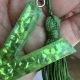 Chaveiro de resina epóxi letra Chaveiro em resina epóxi letra letra V, verde, com tassel verde e pingente de coração e glitter holográfico verde